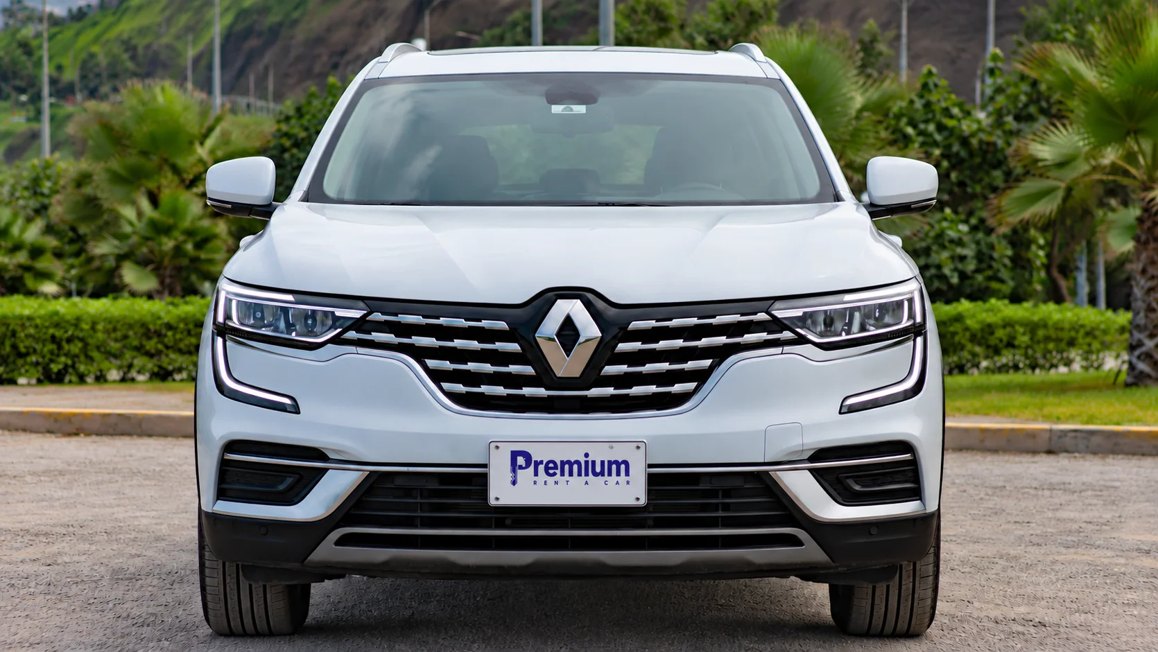 Renault Koleos fotografiada de frente, centrada