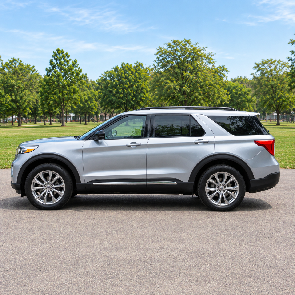 Perfil lateral del Ford Explorer plateado