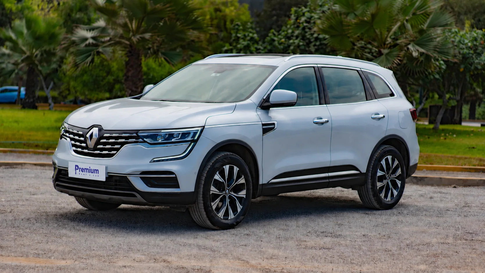 Renault Koleos en vista diagonal frontal mirando hacia la izquierda, sobre una azotea con vista a Lima