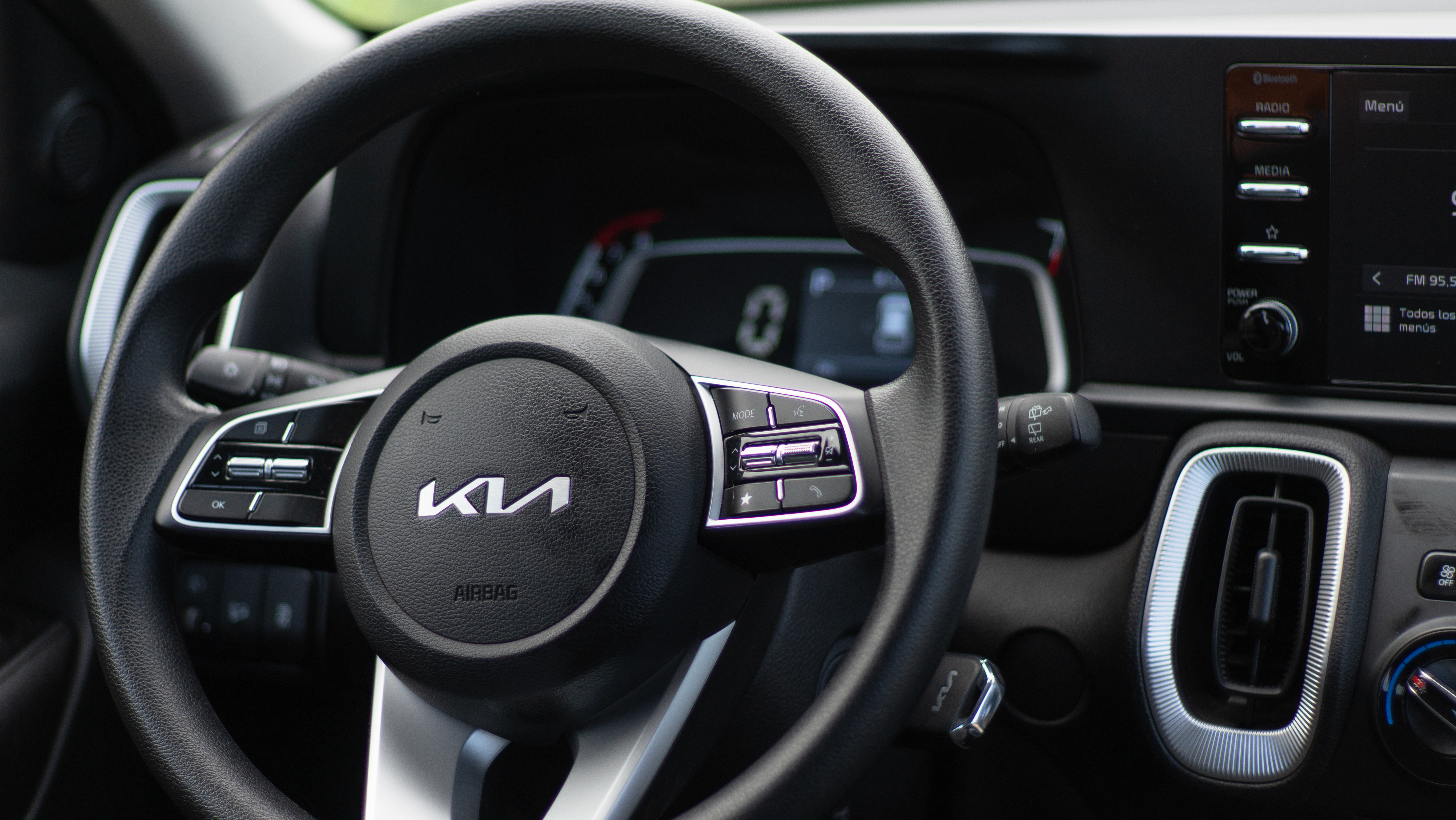 Detalle de los controles del volante y cuadro de instrumentos del Kia Sonet