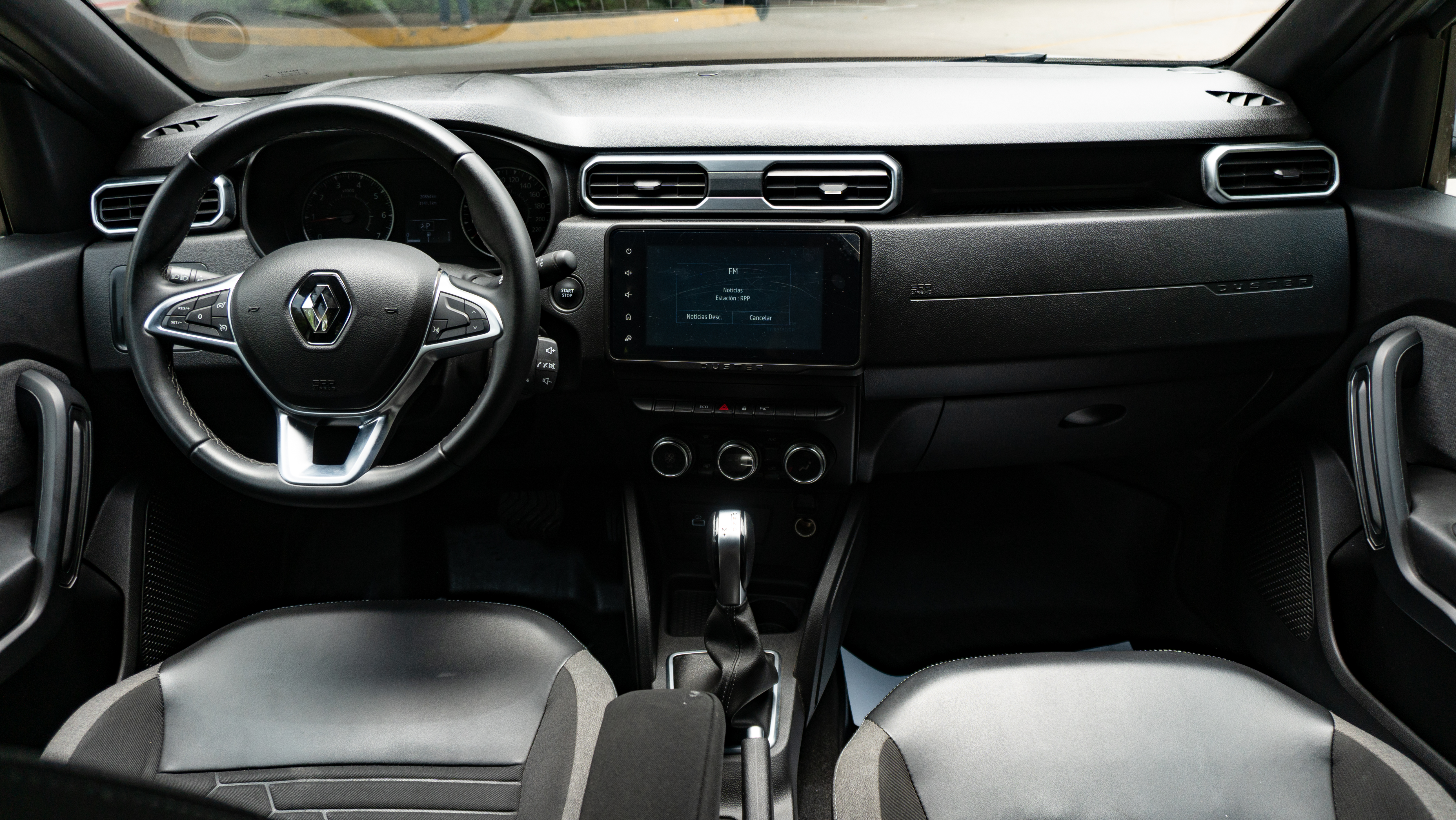 Tablero, volante y consola central del Renault Duster