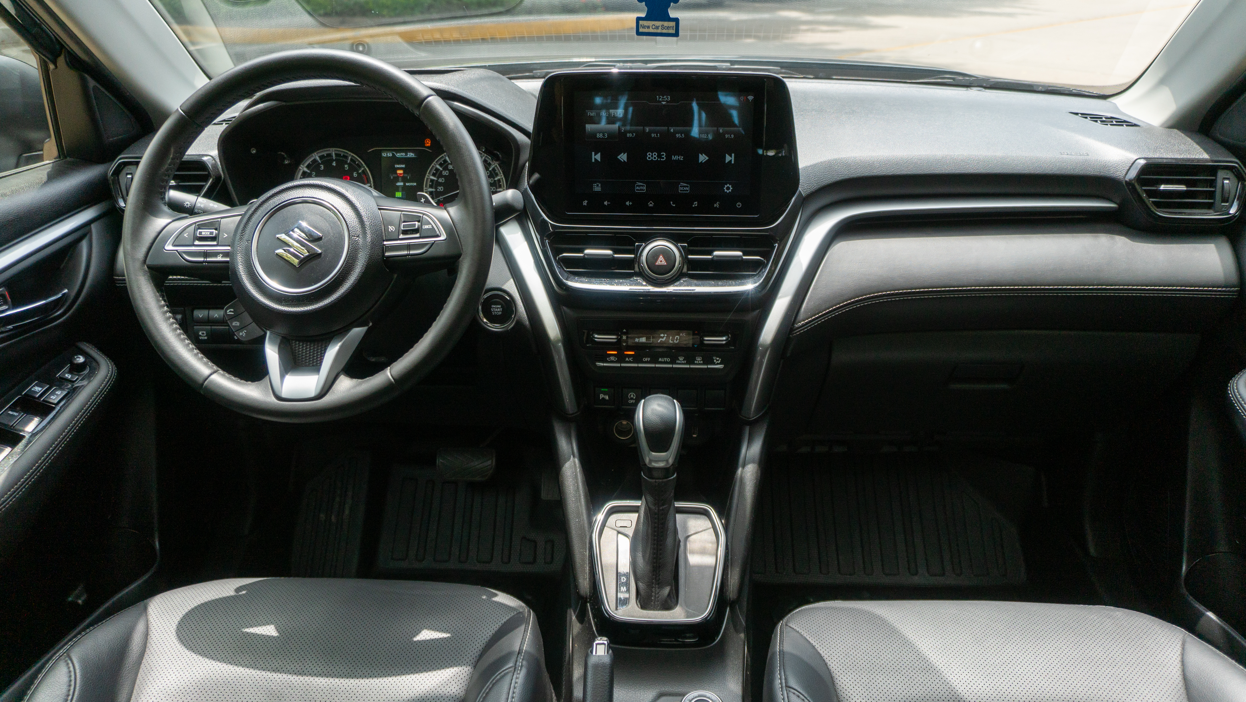 Volante, tablero y consola central del Suzuki Grand Vitara