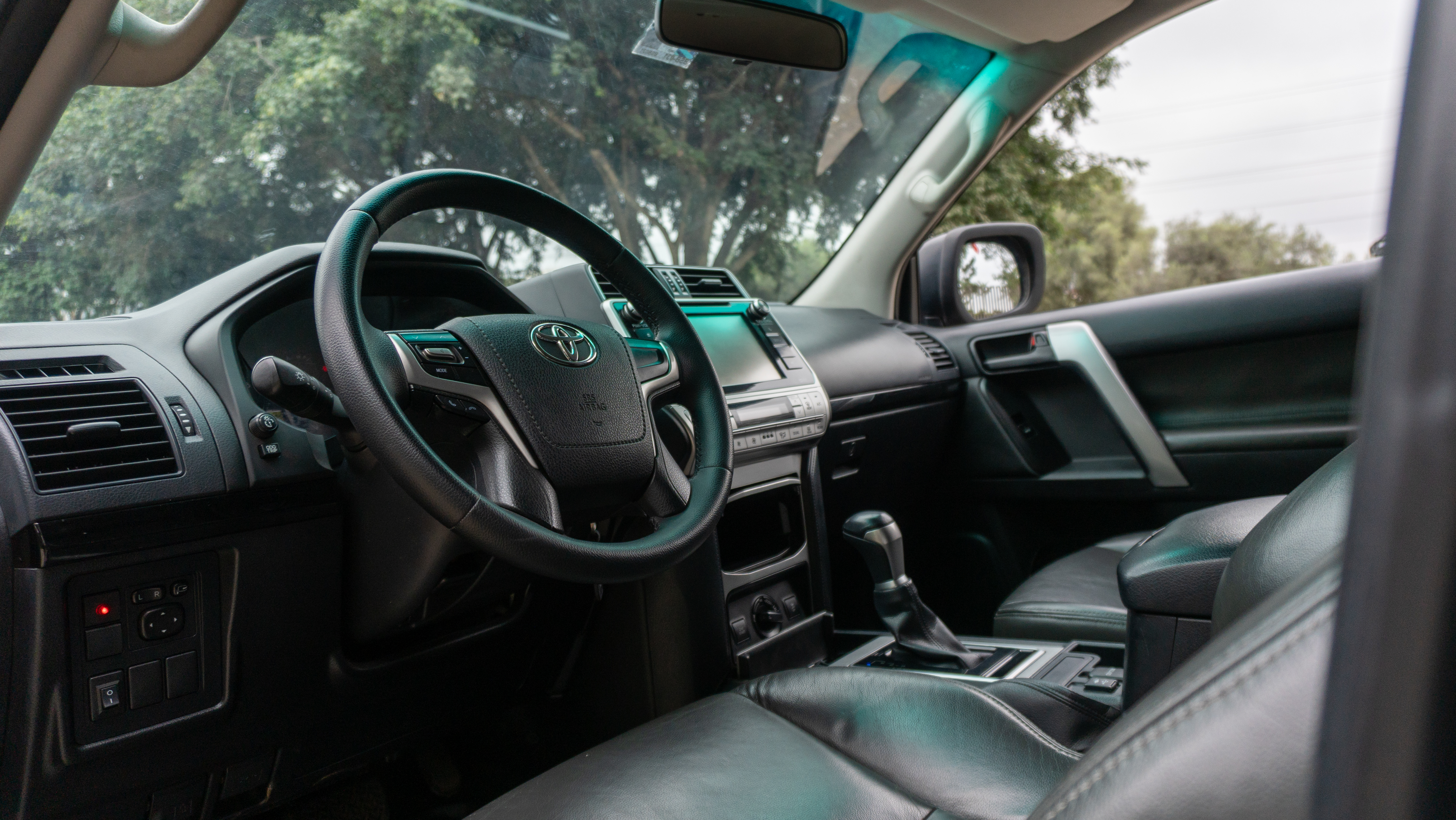 Volante, tablero y consola central del Toyota Land Cruiser Prado